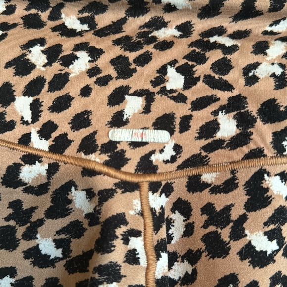 CHEETAH AERIE WORKOUT SHORTS SIZE M/L 5INCH INSEAM GRET CONDITION - Picture 4 of 4